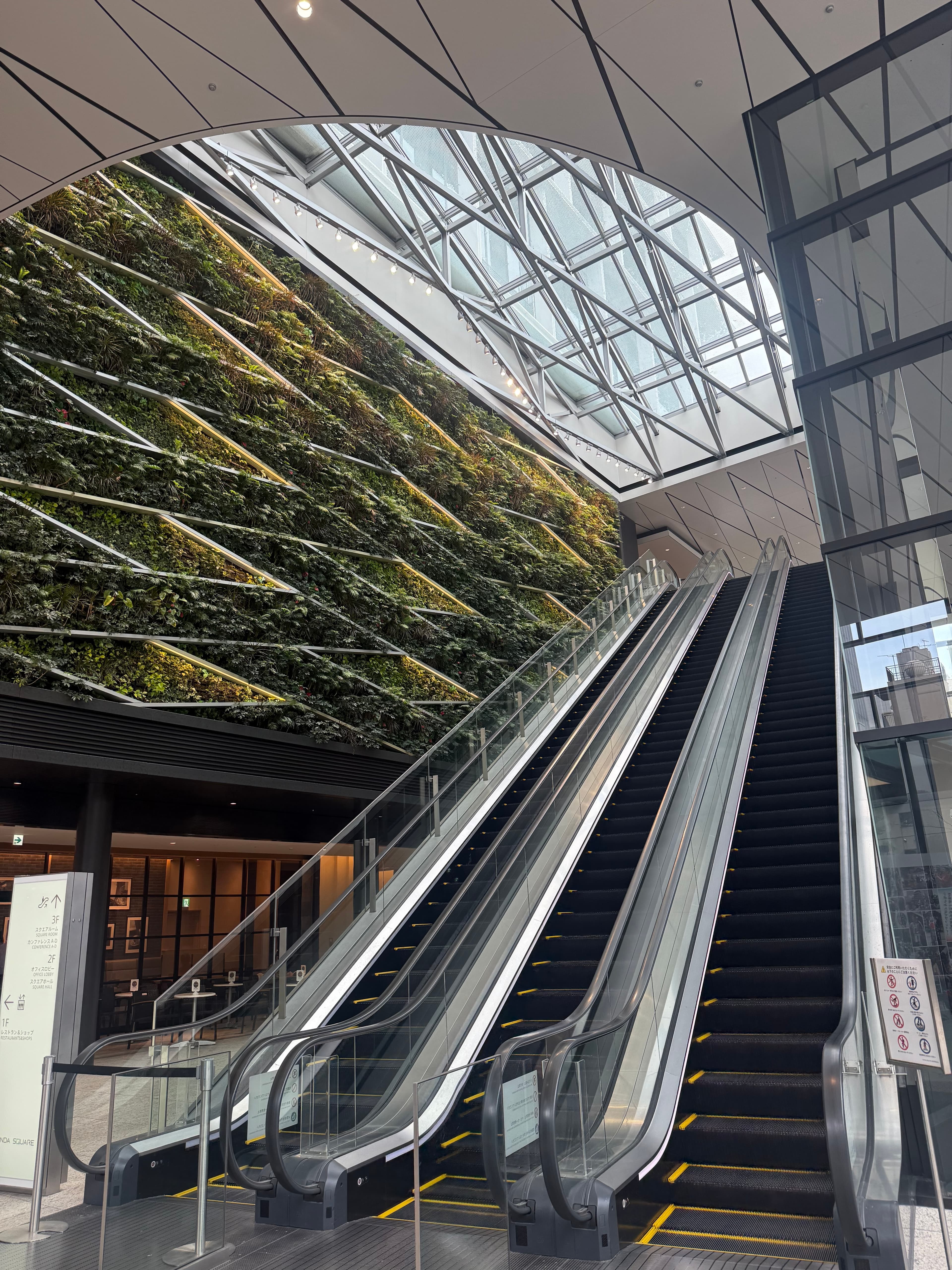 神田LABOのエスカレーター